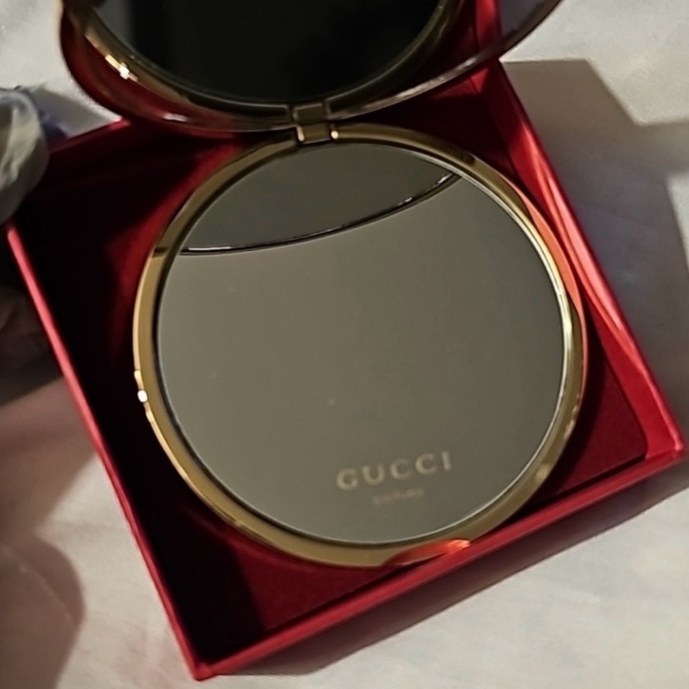 “Gucci” Gold Embossed Compact Mirror in a Gift Box. - Picture 3 of 6